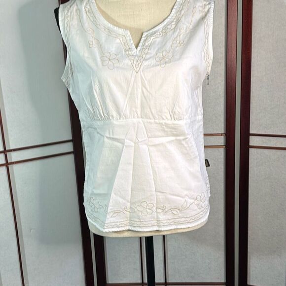 Kuhl while sleeveless top with cream floral embroidery - Picture 2 of 9